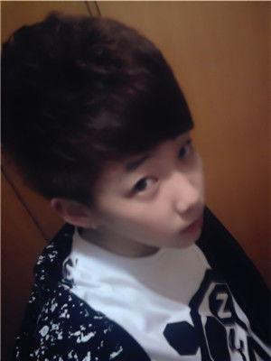 17岁帅男自拍生活照,17岁帅气少年的自拍生活瞬间